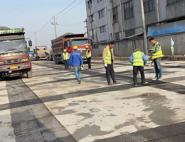汉川老材料的新故事:玻璃纤维土工格栅如何在‘白改黑’浪潮中重获新生?